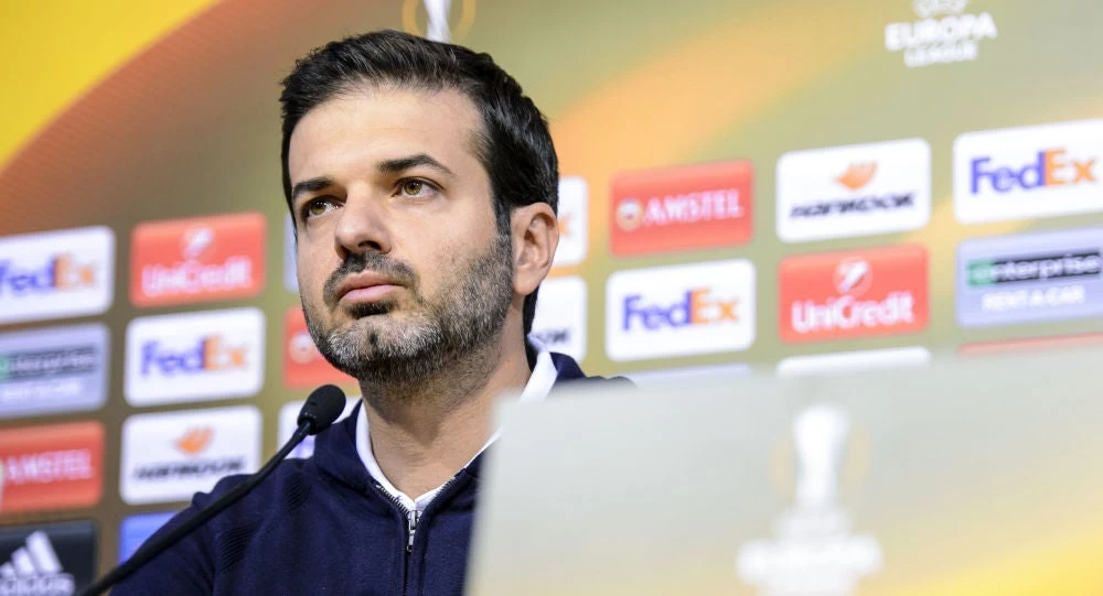 Απίστευτο ξέσπασμα Στραματσόνι-Πέταγε καρέκλες στη συνέντευξη Τύπου!-Βίντεο